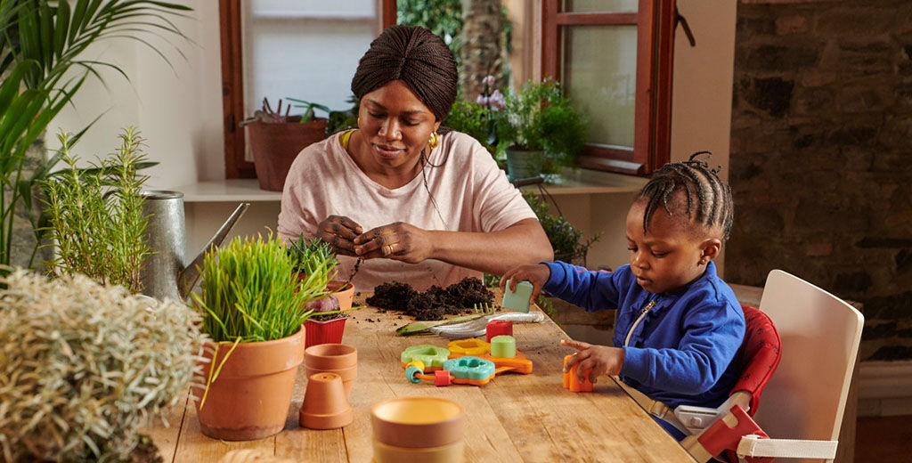 https://www.chicco.de/dw/image/v2/BJJJ_PRD/on/demandware.static/-/Sites-Chicco-Germany-Library/de_DE/dw5b5fbc14/site/landing-pages/eco-chicco/Parentmore_sustainability_04_1024X520.jpg