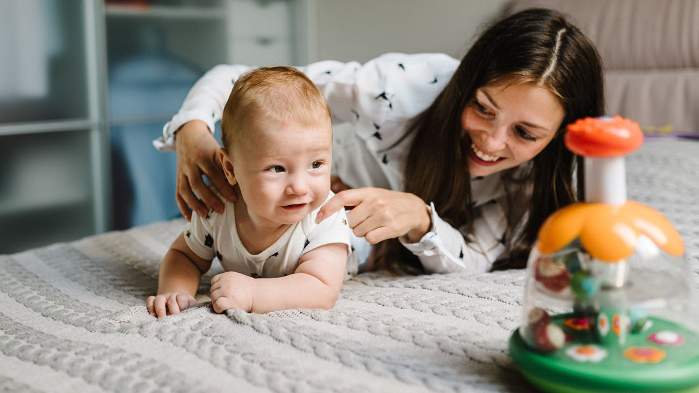 https://www.chicco.de/dw/image/v2/BJJJ_PRD/on/demandware.static/-/Sites-Chicco-Germany-Library/de_DE/dwc1781f1f/site/advice-pages/Tummy-Time-esercizi-per-il-neonato/TUMMY_TIME_1440X810px.jpg
