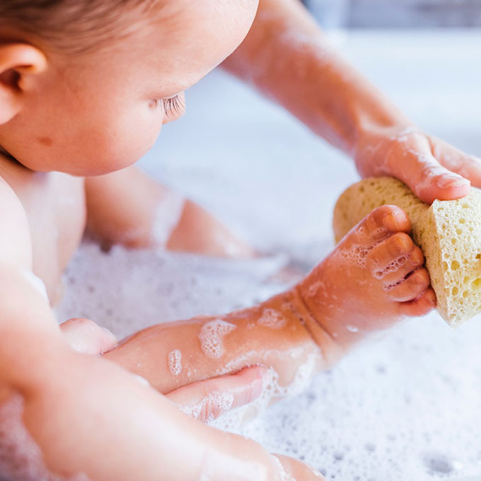 Welche Babypflegeprodukte eignen sich für das Babybad und die intime Hygiene des Neugeborenen?