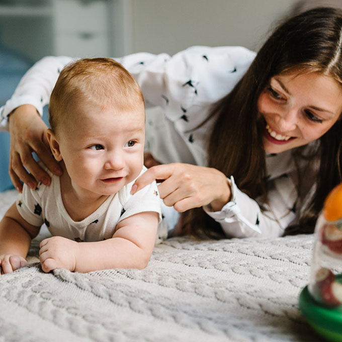 TUMMY TIME: WAS IST DAS UND WARUM IST ES WICHTIG?